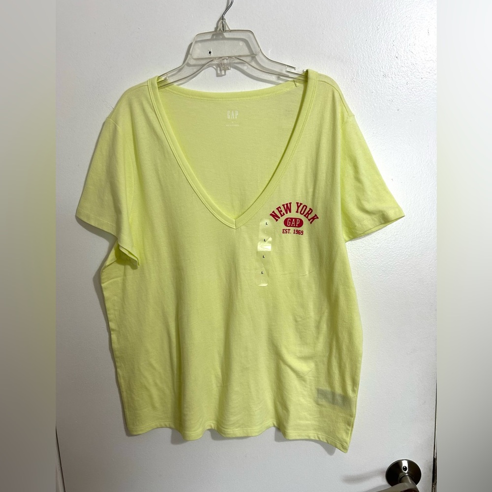 NWT‎ Women’s Gap V-neck Tank Top